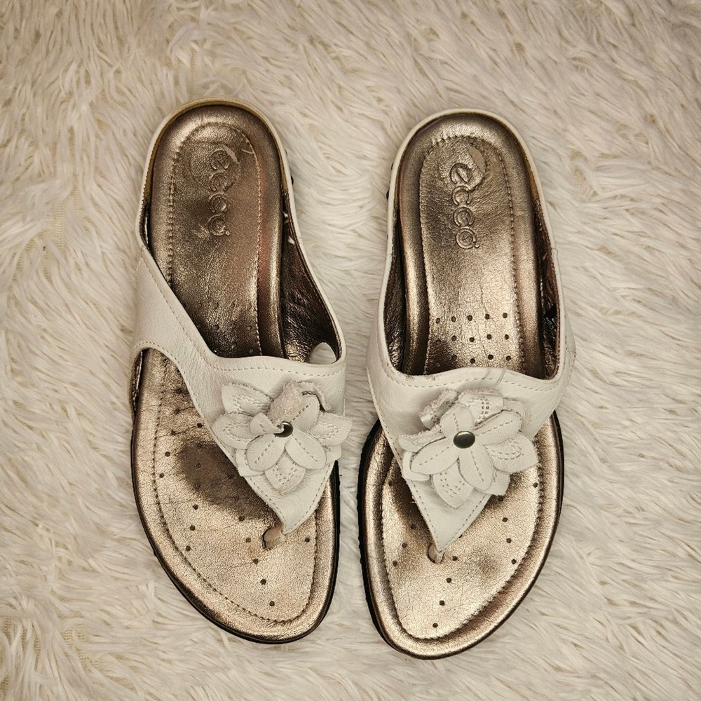 ECCO White with Flower Thong Sandals Flip Flops Size 38 (US 7) Comfort
